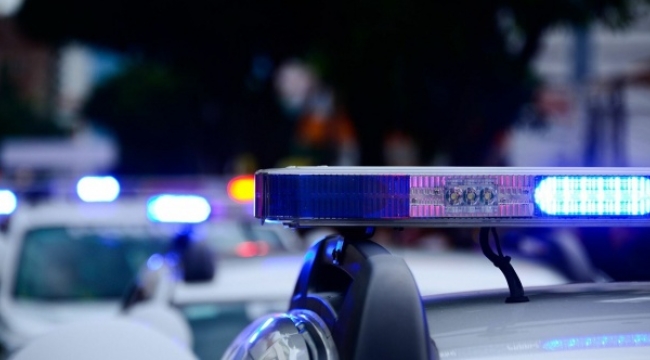 Yardıma gelen polislerin aracını çalıp kaçtı