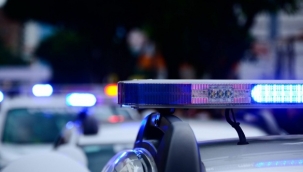 Yardıma gelen polislerin aracını çalıp kaçtı
