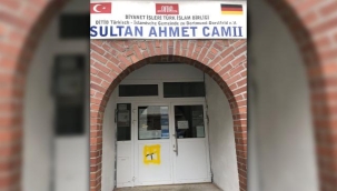 Almanya'da camiye saldırı: Kapıya gamalı haç çizildi