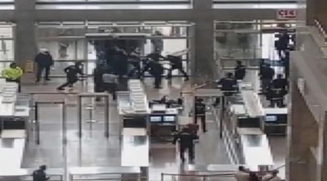 Çağlayan Adliyesi'ne kesici aletle girmeye çalıştı; gözaltına alındı