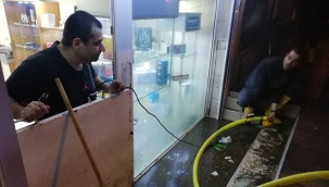 İzmir'i sağanak vurdu: Ev ve iş yerlerini su bastı, yol çöktü