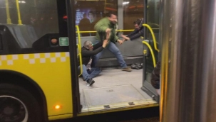 Metrobüste bıçaklı saldırı! Dehşet anları kamerada
