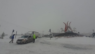 Nevşehir - Aksaray yolu tipi ve buzlanma nedeniyle trafiğe kapandı