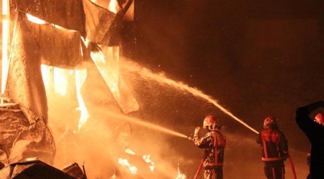 Sakarya’da ambalaj fabrikası alev alev yanıyor! Çok sayıda ekip sevk edildi