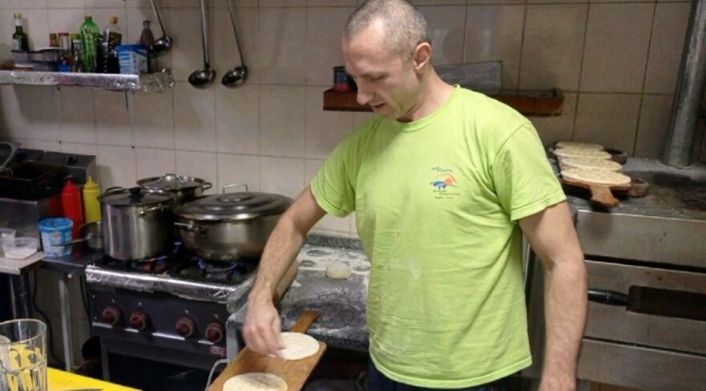 Türk aşçı, sığınakta Ukraynalı askerler için yemek yapıyor