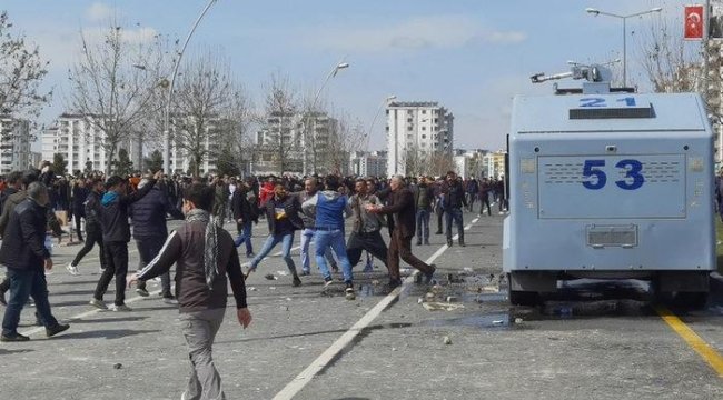 Diyarbakır'da HDP'nin 'Nevruz' etkinliğinde ortalık karıştı!