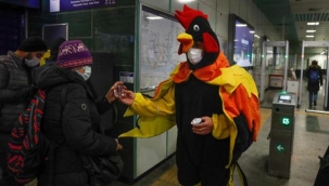 İstanbul'da metro girişinde horoz kostümlü 'su için' çağrısı