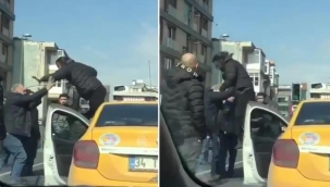 Kadıköy’de yol verme kavgasında tekmeler-yumruklar havada uçuştu