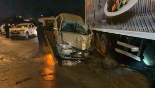 Sultanbeyli'de korkunç kaza! Otomobil TIR'ın altına girdi: 1'i ağı, 3 yaralı