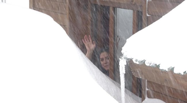 Uludağ'da kar kalınlığı 2 metreyi buldu, tatilciler tünel gibi yollardan geçiyor