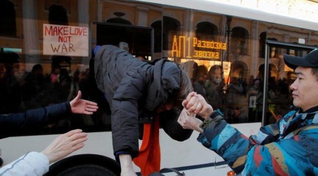 Yasaklara Rağmen Rusya’da Savaş Karşıtı Gösteriler