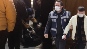 Yolda yürürken tanımadığı 2 kişiyi bıçakla yaraladı