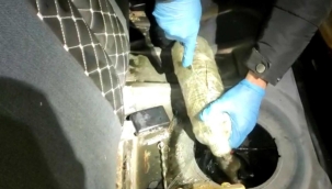 Otomobilin benzin deposundan pet şişelerde 3 kilo uyuşturucu çıktı