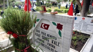 Şehit polisin mezarındaki plaketler duygulandırdı