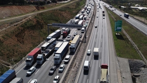 TIR'dan düşen CNC makinesi TEM'de trafiği felç etti! Uzun araç kuyrukları oluştu