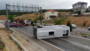 Antalya'da korkunç kaza! Turistleri taşıyan midibüs devrildi: 22 yaralı