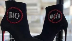 Ayakkabı Fuarı'nda 'No War' yazılı bot ilgi çekti