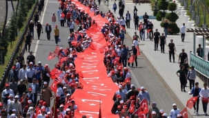 Bingöl’de öğrenciler 200 metrelik Türk bayrağıyla yürüdüler