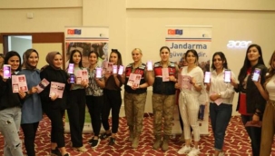 Kadın astsubaylar, kız yurdundaki öğrencilere KADES'i anlattı