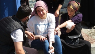 Otomobil kaldırımdaki işçilere çarptı: Yaralılar var