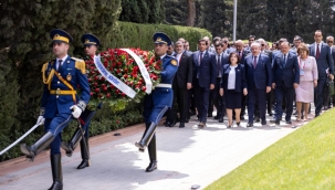 TBMM Başkanı Şentop, Haydar Aliyev'in Anıt Mezarı'nı ve Türk Şehitliği'ni ziyaret etti