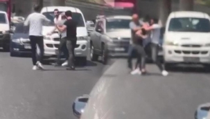 Trafikte yol verme kavgası! Tekme tokat birbirlerine girdiler