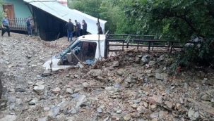 Adana'da şiddetli yağış sonrası heyelan! Mahalle yolu kapandı