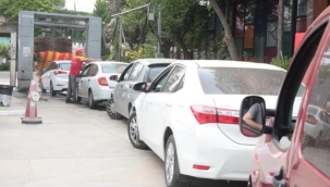 Adana'da toz taşınımı nedeniyle oto yıkamacılarda kuyruk oluştu