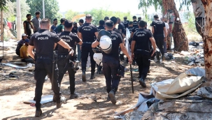 Antalya'da polis ve zabıtadan 'kötü görüntü' baskını