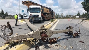Ataşehir'de faciadan dönüldü! TIR beton direğe çarptı...