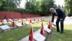 Bakan Akar, Romanya'da Türk Şehitliği’ni ziyaret etti