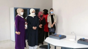 Diyanet İşleri Başkanı'nın eşinin çantasını polis taşıyor