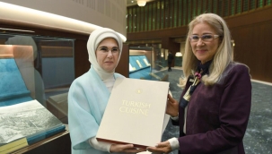 Emine Erdoğan ve Maduro'nun eşi Cilia Flores Millet Kütüphanesi'ni ziyaret etti