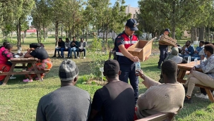Seferihisar'da 53 kaçak göçmen ve 1 organizatör yakalandı