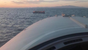 Türk kara sularına itilen lastik bottaki 49 göçmen kurtarıldı