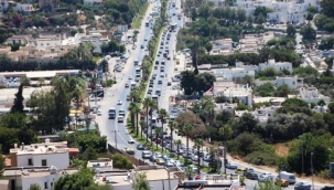 Bodrum’a tatilci akını: Trafik kilitlendi, sahillerde adım atacak yer kalmadı
