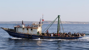 Bozcaada açıklarında balıkçı teknesinde 226 göçmen yakalandı