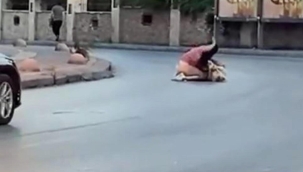 Yol ortasında birbirlerine girdiler! Kafasına defalarca vurdu, tekmeledi
