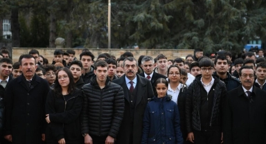 Depremde hayatını kaybedenler için okullarda saygı duruşu
